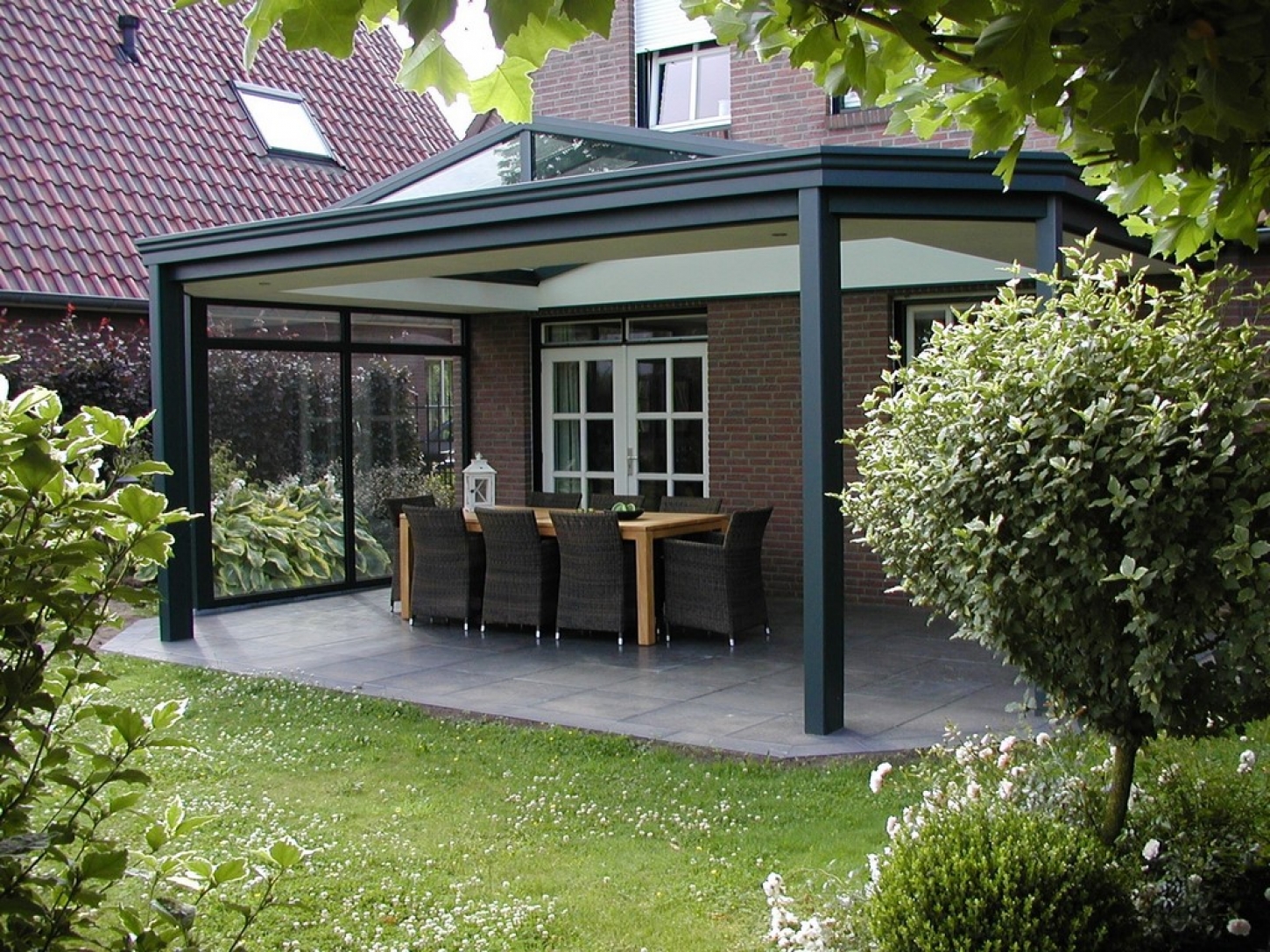 Met een terrasoverkapping en screens ben je thuis altijd op vakantie.